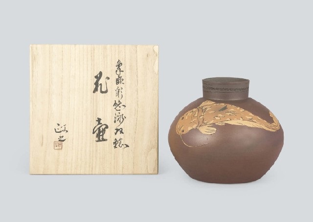 Inlaid jar with design of twin catfishes 象嵌彩悠泳双鯰花壷 by